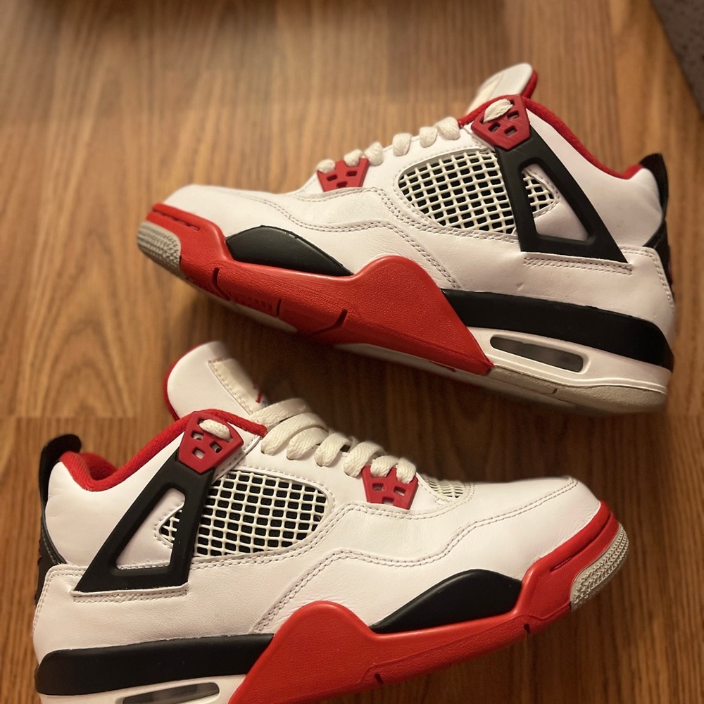 Air Jordan 4 in fire red